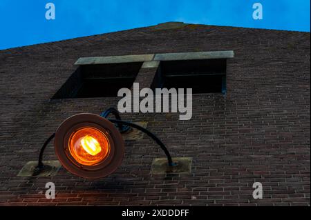 Impression de ma visite à l'Ir. D. F. Woudagemaal dans Lemmer. Le woudagemaal est la plus grande station de pompage à vapeur encore utilisée dans le monde. En raison des coûts d'exploitation élevés, il n'est exploité qu'une fois par an, lorsque la capacité de pompage régulière n'est pas suffisante pour garder la province de Frise sèche. Au début du mois de février de cette année, il fonctionnait pendant trois jours, ce qui était tout à fait unique, car seulement un peu plus d'un mois plus tôt, il était également opérationnel, vers Noël 2012. La course de 2012 a attiré un nombre incroyable de visiteurs. Cette fois, le montant des intérêts était mor Banque D'Images