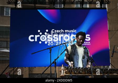 Ostrava, République tchèque. 21 juin 2024. N'famady Kouyate, musicien guinéen, se produit lors du Festival Art & Life - dans les rues, festival international multi-genre, à Ostrava, République tchèque, le 21 juin, 2024. crédit : Jaroslav Ozana/CTK photo/Alamy Live News Banque D'Images