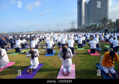 Colombo, Sri Lanka. 22 juin 2024. Les gens pratiquent le yoga à Colombo, Sri Lanka, le 22 juin 2024. Crédit : Ajith Perera/Xinhua/Alamy Live News Banque D'Images