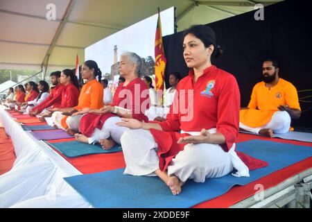 Colombo, Sri Lanka. 22 juin 2024. Les gens pratiquent le yoga à Colombo, Sri Lanka, le 22 juin 2024. Crédit : Ajith Perera/Xinhua/Alamy Live News Banque D'Images