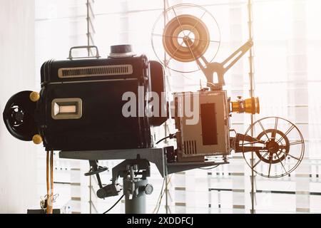 Projecteur de film de film dans le cinéma ancien équipement vintage historique dans l'industrie du cinéma Banque D'Images