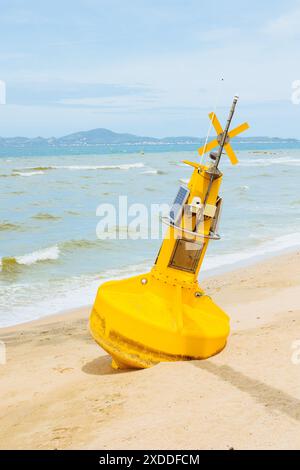 Capteur d'environnement de bouée de mer océanique avec caméra CCTV hors service repos à plage de sable en attente d'entretien de réparation Banque D'Images