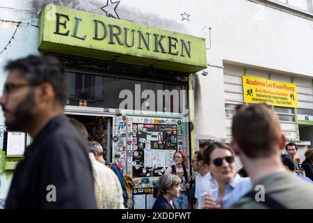 Montreuil, France. 21 juin 2024. Le bar ivre lors de la fête de la musique et à l’occasion des élections législatives du 30 juin et du 7 juillet le parti de la France insoumise (LFI), des dizaines de militants du Nouveau Front populaire se sont réunis à Montreuil près de Paris pour une soirée à la fois festive et engagée, un « manifeste estival » lors du festival annuel de musique d'une journée 'Fête de la musique', le 21 juin 2024. Photo de Alexis Jumeau/ABACAPRESS. COM Credit : Abaca Press/Alamy Live News Credit : Abaca Press/Alamy Live News Banque D'Images