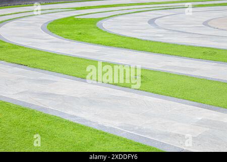 Chemin piétonnier courbe chemin de promenade dans la zone publique centrale du parc de jardin en herbe. Banque D'Images