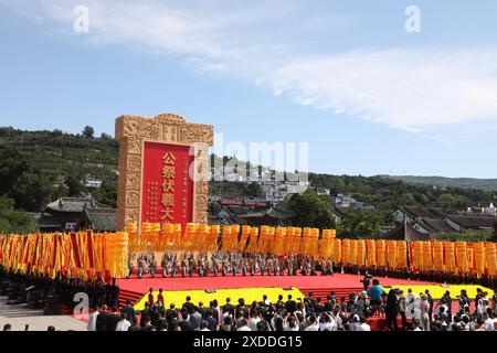 Pékin, province chinoise du Gansu. 21 juin 2024. Les acteurs se produisent lors d'une cérémonie vénérant Fuxi, un ancêtre mythique de la nation chinoise, à Tianshui, dans la province du Gansu, au nord-ouest de la Chine, le 21 juin 2024. Un événement similaire a eu lieu en même temps dans la nouvelle ville de Taipei de la région de Taïwan, marquant la onzième année où la figure légendaire a été commémorée simultanément des deux côtés du détroit de Taïwan. Crédit : Zhang Zhimin/Xinhua/Alamy Live News Banque D'Images