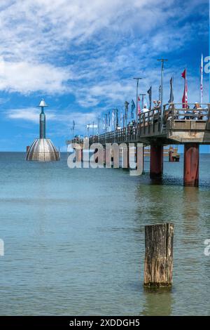 Seebrücke Zingst mit Tauchgondel - 16.2024 : Symbolbild : Ostsee - Die Seebrücke in Zingst ist 270 Meter lang. AM Ende befindet sich die Tauchgondel, die bis zu 30 Personen für eine 40 Minuten Reise auf den Grund mitnehmen kann. Je nach Wetterlage ist sie das ganze Jahr über in Betrieb. 16.06.2024 Zingst Seebrücke Mecklenburg-Vorpommern Deutschland *** jetée de Zingst avec nacelle de plongée 16 06 2024 image symbole mer Baltique la jetée de Zingst est de 270 mètres de long à la fin est la nacelle de plongée, ce qui peut prendre jusqu'à 30 personnes pour un voyage de 40 minutes vers le fond en fonction de la météo, il est en opér Banque D'Images