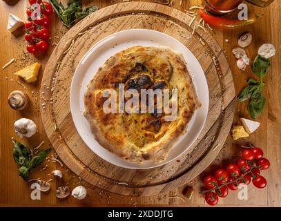 Focaccia italienne maison fraîche sur table rustique Banque D'Images