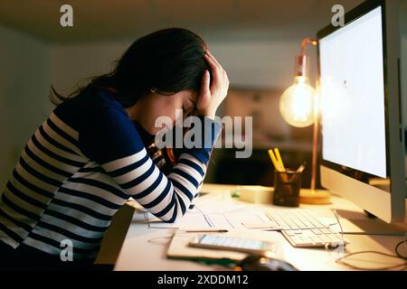 Étudier, frustré et fille avec l'ordinateur, la nuit et l'apprentissage pour l'examen, en ligne et épuisé de la recherche. Fatigué, étudiant d'université et numérique pour Banque D'Images