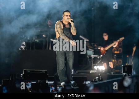 Naples, Salerne, Italie. 21 juin 2024. Le rappeur italien Geolier aka Emanuele Palumbo se produit en direct au Stadio Diego Armando Maradona le 21 juin 2024 à Naples, Italie (crédit image : © Francesco Luciano/ZUMA Press Wire) USAGE ÉDITORIAL SEULEMENT! Non destiné à UN USAGE commercial ! Banque D'Images