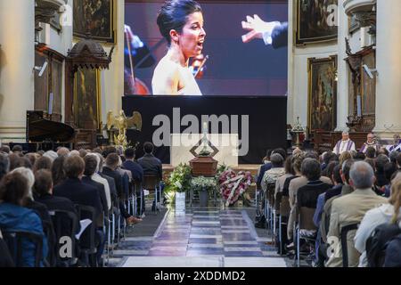 Namur, Belgique. 22 juin 2024. Cette photo montre la cérémonie funéraire de Jodie Devos, chanteuse d'opéra belge décédée le 16 juin d'un cancer, à Namur, samedi 22 juin 2024. BELGA PHOTO NICOLAS MAETERLINCK crédit : Belga News Agency/Alamy Live News Banque D'Images