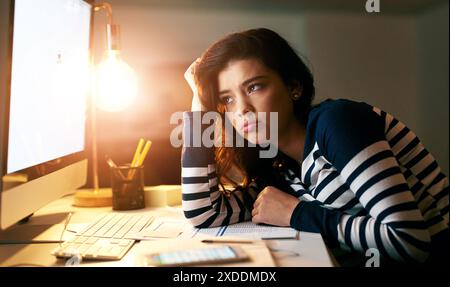Étudier, s'ennuyer et fille avec l'ordinateur, la nuit et l'apprentissage pour l'examen, en ligne et épuisé de la recherche. Fatigué, étudiant collégial et numérique pour des réponses Banque D'Images