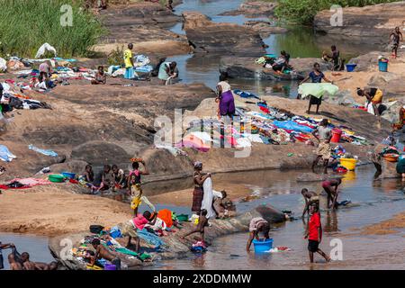 Mozambique, Nampula, Monapo, laver les vêtements et se baigner dans la rivière Banque D'Images