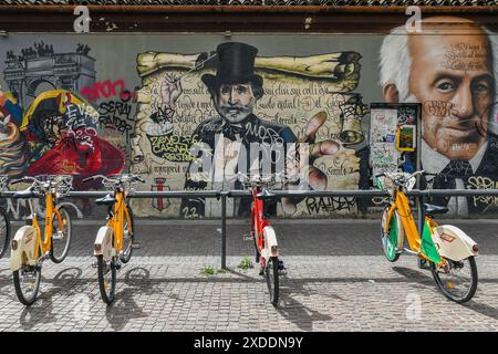 Station de partage de vélos en face de la murale 'Milan Street Hi-Story' dans la via Pio IV, à côté de la colonne di San Lorenzo, Milan, Lombardie, Italie Banque D'Images