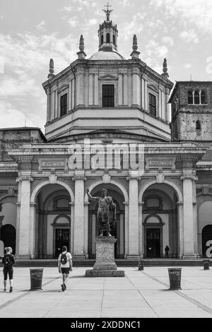Photo noir et blanc. Touristes dans le cimetière de la basilique de San Lorenzo avec le monument de Constantin le Grand, Milan, Lombardie, Italie Banque D'Images