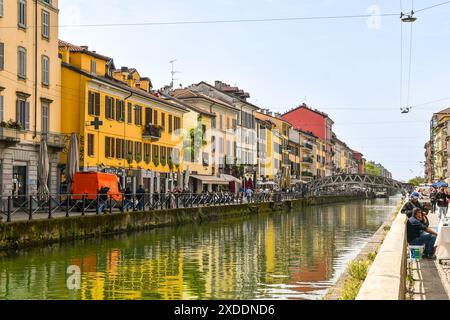 Vue sur la voie navigable Naviglio Grande avec le pont Alda Merini et les gens au printemps, Milan, Lombardie, Italie Banque D'Images