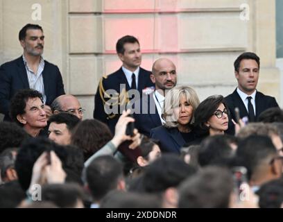 Paris, France. 21 juin 2024. Jack Lang, Brigitte Macron et la ministre française de la culture Rachida Dati photographiés lors de la fête de la musique annuelle d'une journée dans la cour du palais présidentiel de l'Elysée à Paris, en France, le 21 juin 2024. Photo de Jacques Witt/Pool/ABACAPRESS. COM Credit : Abaca Press/Alamy Live News Banque D'Images