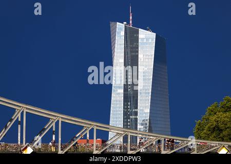 Die Europäische Zentralbank EZB in Frankfurt am main Nach einem Unwetter erstahlt die Glasfassade der Europäischen Zentralbank EZB im Sonnenlicht. Francfort-sur-le-main Hessen Deutschland *** la Banque centrale européenne BCE à Francfort-sur-le-main après une tempête, la façade vitrée de la Banque centrale européenne BCE brille au soleil Francfort-sur-le-main Allemagne 2024-06-21 FFM ezb 02 Banque D'Images