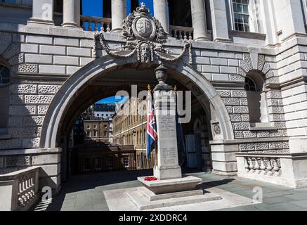 Civil Service Rifles War Memorial sur la terrasse au bord de la rivière à Somerset House dans le centre de Londres, Angleterre, Royaume-Uni Banque D'Images