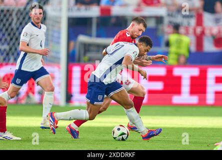 Jude Bellingham, ENG 10 Competition for the ball, Tackling, duel, header, zweikampf, action, combat contre Pierre-Emile Höjbjerg, Hoejbjerg, DEN 23 dans le groupe C étape match ANGLETERRE - DANEMARK 1-1 des Championnats d'Europe de l'UEFA 2024 le 20 juin 2024 à Francfort, Allemagne. Photographe : Peter Schatz Banque D'Images