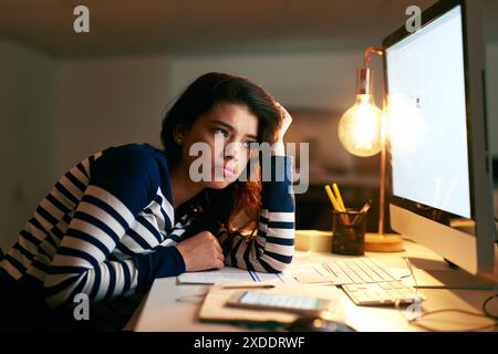 Étudier, fatigué et fille avec ordinateur, nuit et apprentissage pour l'examen, en ligne et épuisé de la recherche. Ennuyé, étudiant collégial et numérique pour des réponses Banque D'Images