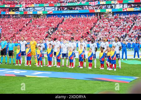 Équipe ENG à l'hymne : Harry KANE, Angleterre 9 Jordan Pickford, Angleterre 1 Kieran Trippier, Angleterre 12 John Stones, Angleterre 5 Declan Rice, Angleterre 4 Phil Foden, Angleterre 11 Marc Guehi, Angleterre 6 Trent Alexander-Arnold, Angleterre 8 Bukayo Saka, Angleterre 7. Kyle Walker, Angleterre 2 Jude Bellingham, ENG 10 dans le groupe C match ANGLETERRE - DANEMARK 1-1 des Championnats d'Europe de l'UEFA 2024 le 20 juin 2024 à Francfort, Allemagne. Photographe : Peter Schatz Banque D'Images