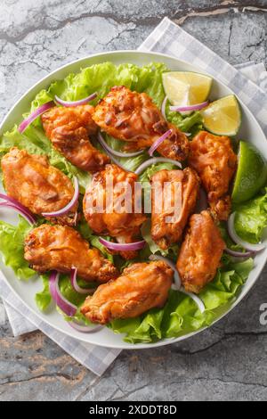 Tom Yum Fried Chicken, où le croquant croustillant de délicieux poulet frit rencontre une touche de fusion sur les saveurs tom Yum de Thaïlande en gros plan sur l'assiette Banque D'Images