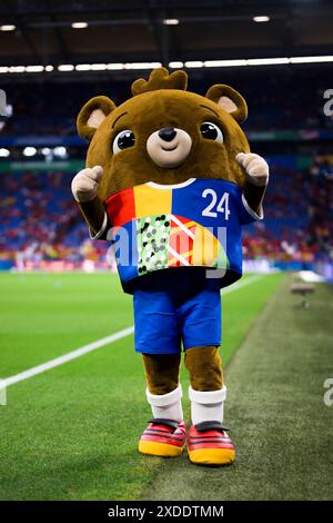 Gelsenkirchen, Allemagne. 20 juin 2024. Albart, la mascotte officielle de l'UEFA EURO 2024 Allemagne, fait des gestes avant le match de football en phase de groupes de l'UEFA EURO 2024 entre l'Espagne et l'Italie. Crédit : Nicolò Campo/Alamy Live News Banque D'Images