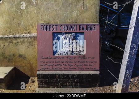 Panneau, Forest Chowki Rajbag, avec une image d'un léopard à l'entrée de la zone 6, Kundal, dans le parc national de Ranthambore, Rajasthan, dans le nord de l'Inde Banque D'Images