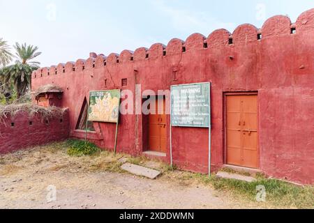 Panneau d'avertissement de comportement Safari et panneau de peinture « Save Tiger » délavé à l'entrée du parc national de Ranthambore, Rajasthan, dans le nord de l'Inde Banque D'Images