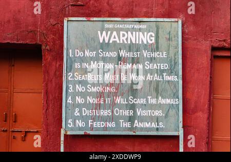 Panneau d'avertissement de comportement Safari à l'entrée de la porte Jogimahal du parc national de Ranthambore, Rajasthan, dans le nord de l'Inde Banque D'Images