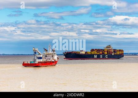 Les navires passant point de batterie par une journée ensoleillée Banque D'Images