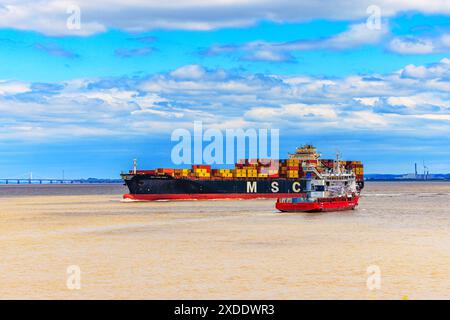 Les navires passant point de batterie par une journée ensoleillée Banque D'Images