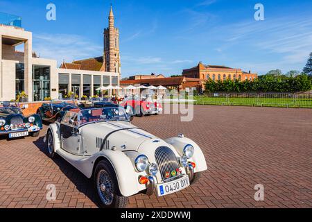 Voiture de sport classique blanche Morgan Motor Company à l'hôtel Stanbrook Abbey à Callow End, près de Worcester, Worcestershire Banque D'Images