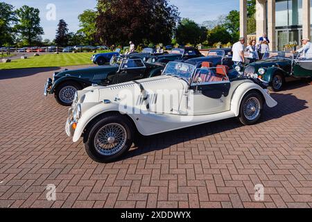 Voiture de sport classique blanche Morgan Motor Company à l'hôtel Stanbrook Abbey à Callow End, près de Worcester, Worcestershire Banque D'Images