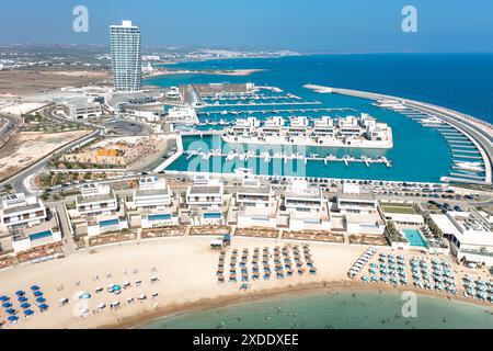 Vue aérienne d'une marina moderne Ayia Napa avec des touristes se relaxant sur la plage. Chypre Banque D'Images