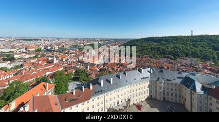 Vue panoramique sur le paysage urbain de Prague avec ses toits rouges emblématiques, le château de Prague et la colline de Petrin Banque D'Images