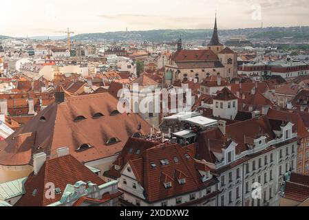 L'horizon de Prague est rempli de toits en terre cuite et de monuments historiques Banque D'Images