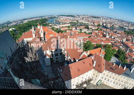 Vue panoramique sur le paysage urbain de Prague avec ses toits rouges emblématiques, le château de Prague et la colline de Petrin Banque D'Images