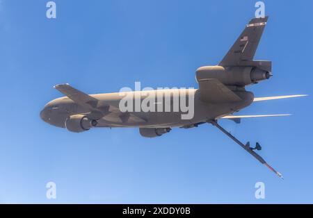 Un KC-10 Extender de Travis AFB survole le désert de Californie du Sud à l'appui de vols d'essai au départ de Edwards AFB le 16 mai 2024. (A Banque D'Images