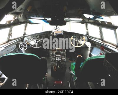 Photo du cockpit d'un ancien avion Banque D'Images