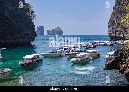 Une photo de vedettes rapides reposant sur l'île de Ko Phi Phi Lee. Banque D'Images