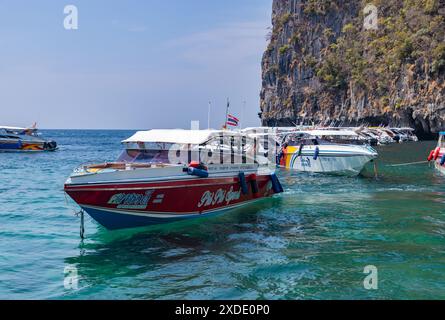 Une photo de vedettes rapides reposant sur l'île de Ko Phi Phi Lee. Banque D'Images