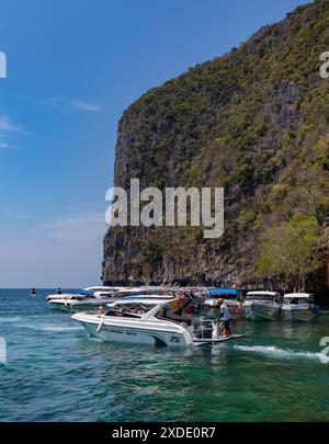 Une photo de vedettes rapides reposant sur l'île de Ko Phi Phi Lee. Banque D'Images