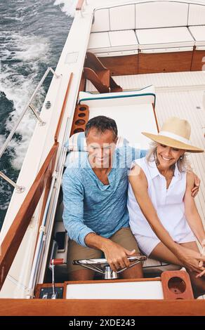 Bateau, vacances et romance avec couple mature sur l'océan ou la mer d'en haut pour voyage et vacances. Date, amour ou luxe avec l'homme et la femme monter dedans Banque D'Images