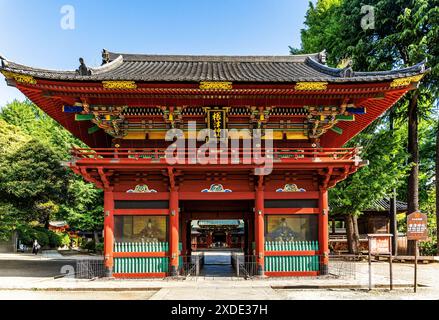 Un rōmon (porte de la tour) à deux étages à Nezu Jinja, un sanctuaire shinto établi à l'époque Tokugawa et situé dans le quartier Bunkyō de Tokyo, au Japon Banque D'Images