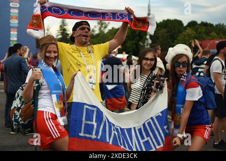 Prendre des photos amusantes avec le drapeau russe et la peinture du visage au Festival des fans de la FIFA à l'Université d'État de Sparrow Hills à Moscou lors de la Coupe du monde 2018. Moscou, Banque D'Images