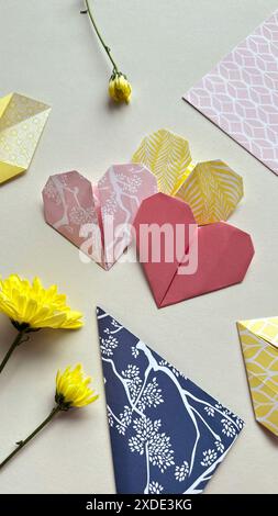 Coeurs Origami colorés - Paper Art, amour, bricolage, cartes faites à la main Banque D'Images