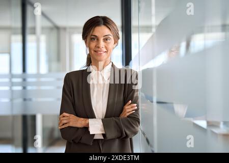 Confiante femme d'affaires de 45 ans debout dans le bureau, portrait. Banque D'Images