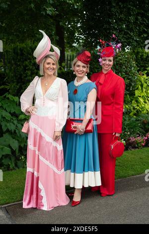 Ascot, Royaume-Uni. 22 juin 2024. Fabuleuse mode le cinquième jour de Royal Ascot à l'hippodrome d'Ascot dans le Berkshire. Crédit : Maureen McLean/Alamy Live News Banque D'Images