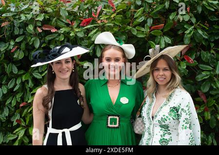 Ascot, Royaume-Uni. 22 juin 2024. Fabuleuse mode le cinquième jour de Royal Ascot à l'hippodrome d'Ascot dans le Berkshire. Crédit : Maureen McLean/Alamy Live News Banque D'Images